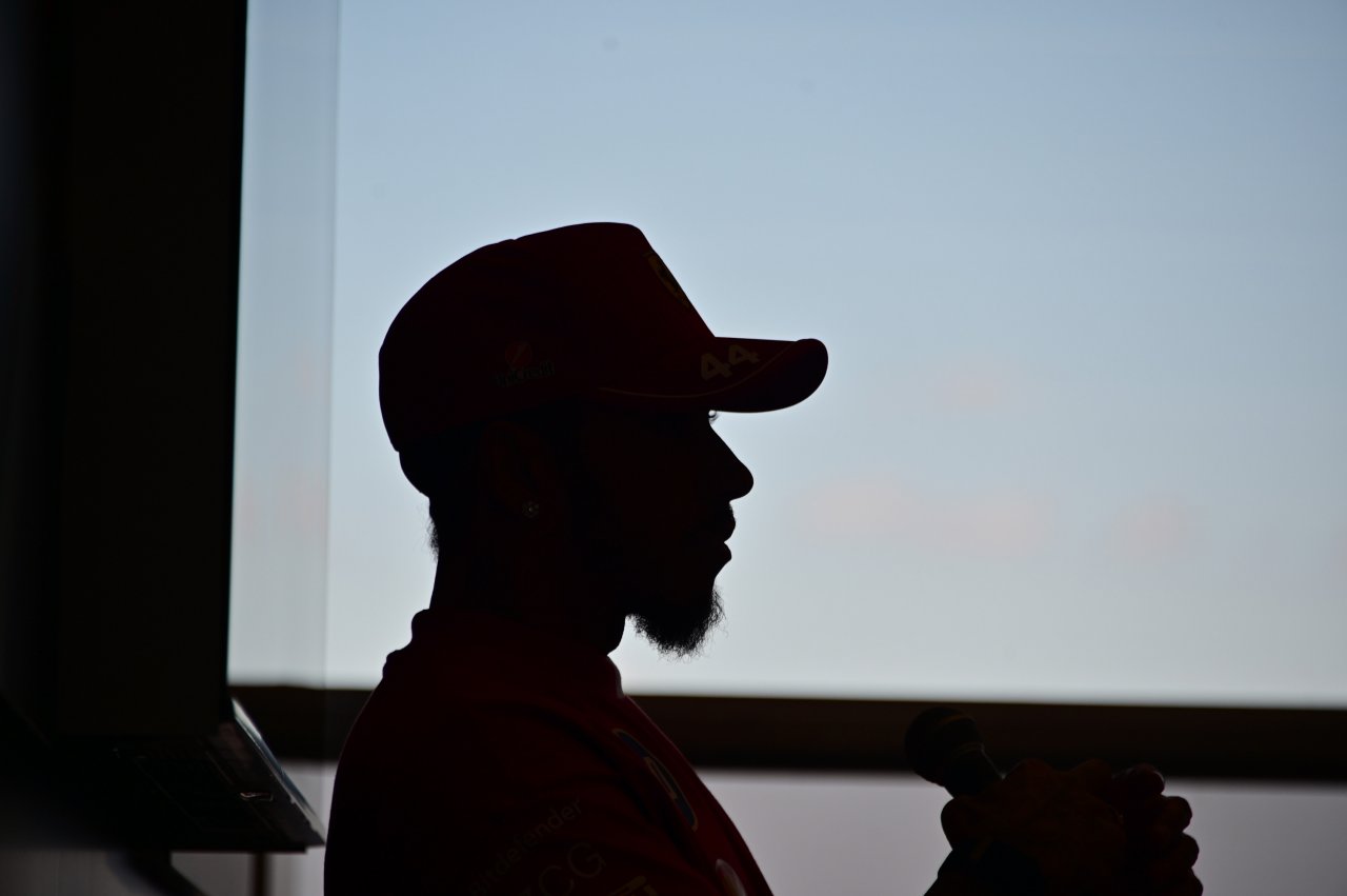Lewis Hamilton naj se upokoji Lewis Hamilton naj se upokoji