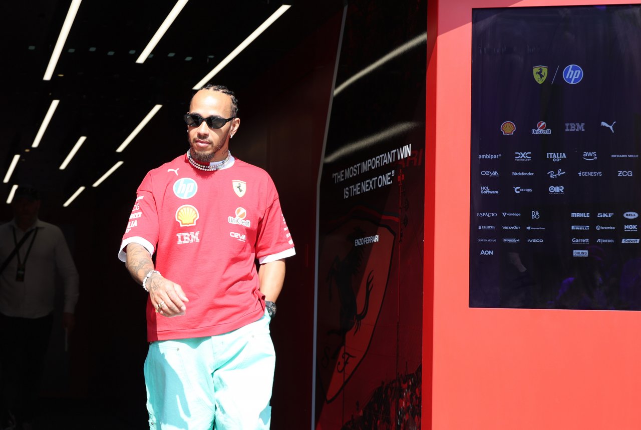 Hamilton pri Ferrariju popolnoma izgubljen in zlomljen Hamilton pri Ferrariju popolnoma izgubljen in zlomljen