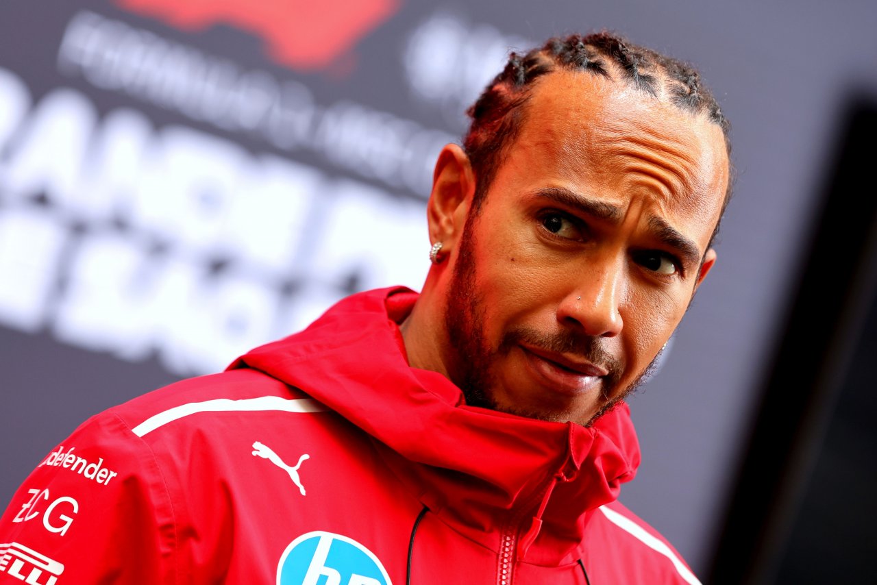 Hamilton pri Ferrariju popolnoma izgubljen in zlomljen Hamilton pri Ferrariju popolnoma izgubljen in zlomljen