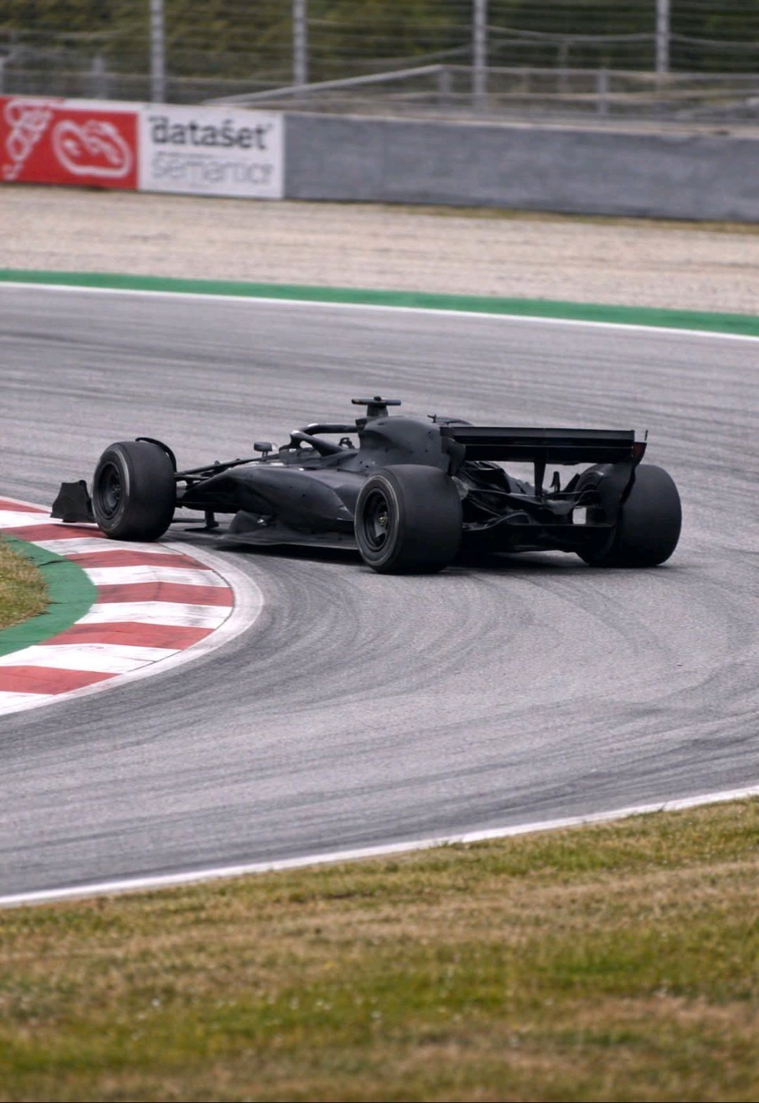 Audi R26 že na stezi v Barceloni