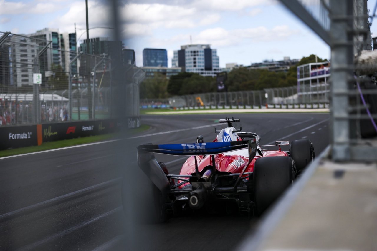 Mercedesu dvojna zmaga na uvodu v novo ero F1