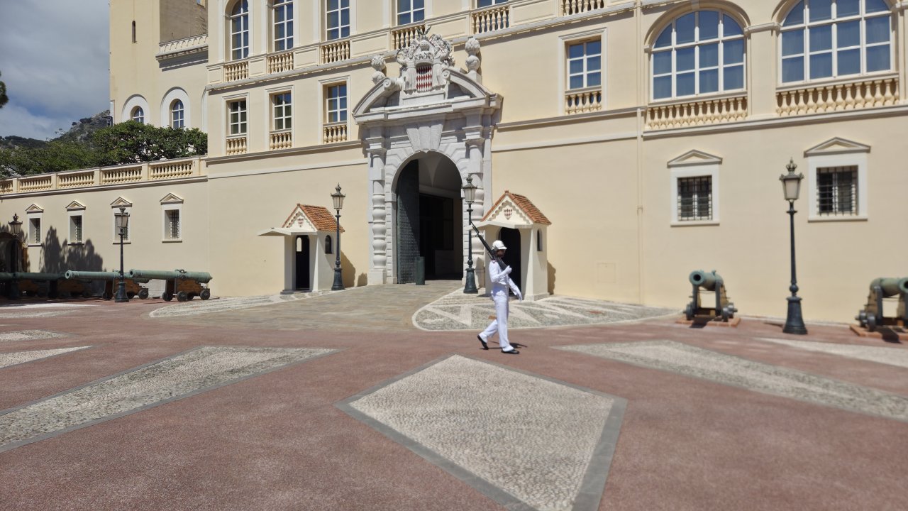 Ozemlje, kjer je danes Monako, je bil pod oblastjo Genovske republike, dokler ni prišlo do slavne meniške prevare. Grimaldiji so bili pred tem izobčeni iz Genovske republike.